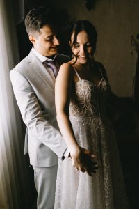 תמונה ובה בחור מחזיק ידיים לבחורה מאחורה