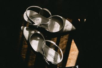 תמונה ובה נעלי עקב על רקע רצפת עץ