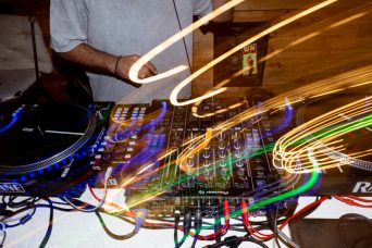 תמונה בחשיפה ארוכה ובה מתקלט ואביזרי תקלוט